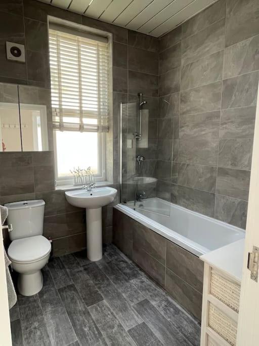 One Bedroom Apartment In The Centre Of لاندودنو المظهر الخارجي الصورة